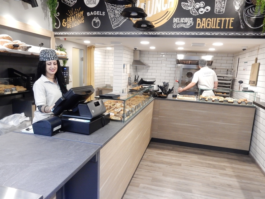 pekarskevitrinestalazezakruhpecivatakeawaysendvicesalate3_ma