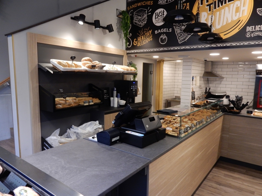 pekarskevitrinestalazezakruhpecivatakeawaysendvicesalate4_ma