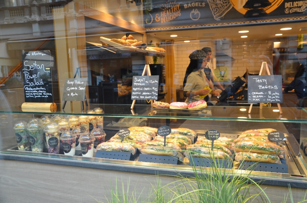 pekarskevitrinestalazezakruhpecivatakeawaysendvicesalate5_ma