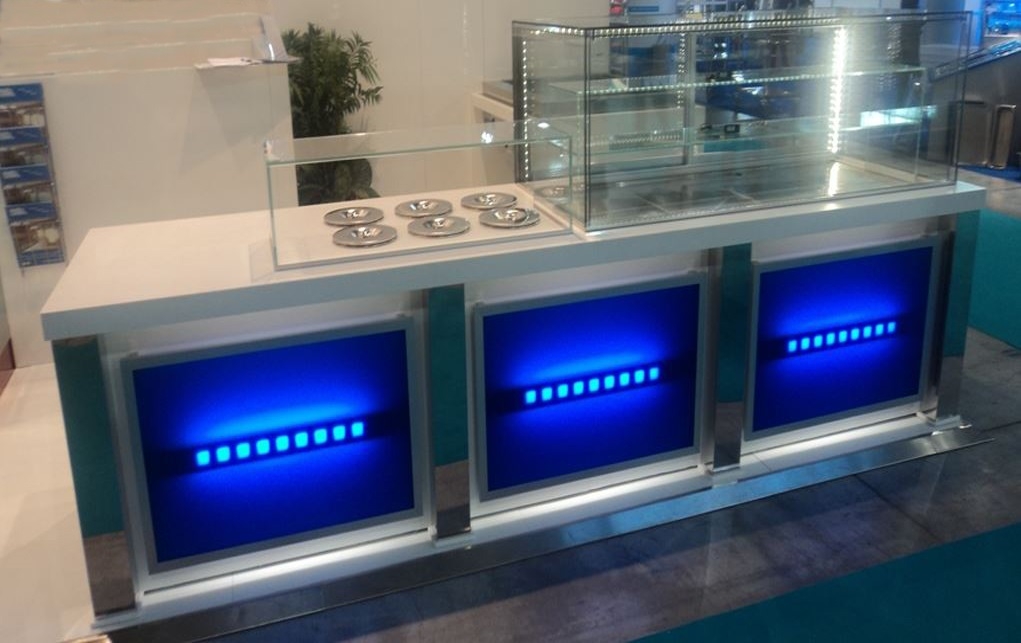 Movingglassfierabancogelatiblu2